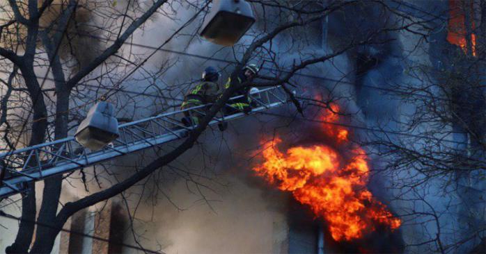 Фахівці розповіли, як починалася пожежа в одеському коледжі. Фото: Думська
