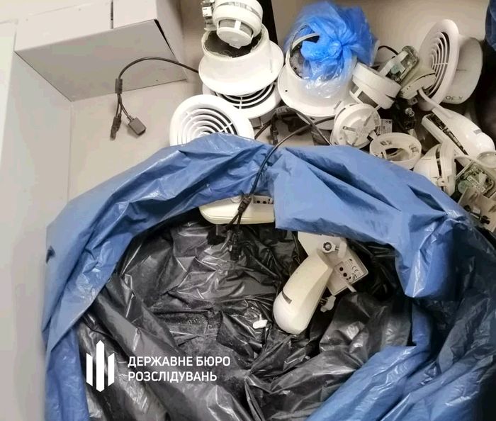 Скрытые камеры, обнаруженные в раздевалках спортклуба «5 элемент». Фото: пресс-служба ГБР