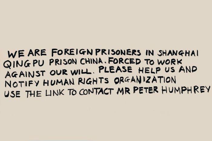 Прохання укладених про допомогу на листівці. Фото: BBC