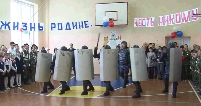 Палкой сверху бей: в России спецназ «посвятил» школьников в кадеты. Скриншот: YouTube