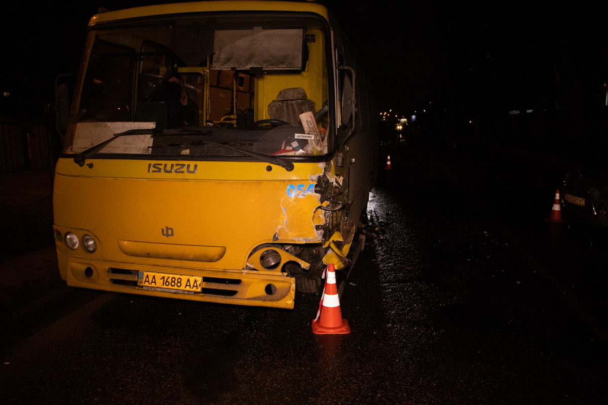В Киеве столкнулись Mitsubishi и маршрутное такси. Фото: Информатор