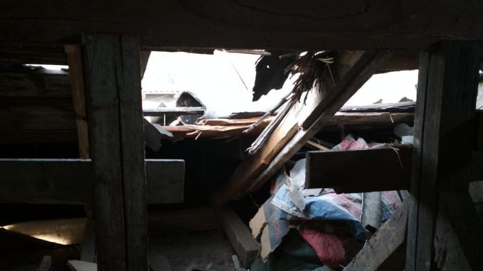 Війна на Донбасі: у зоні розведення бойовики запустили міну у приватні будинки, фото — ООС