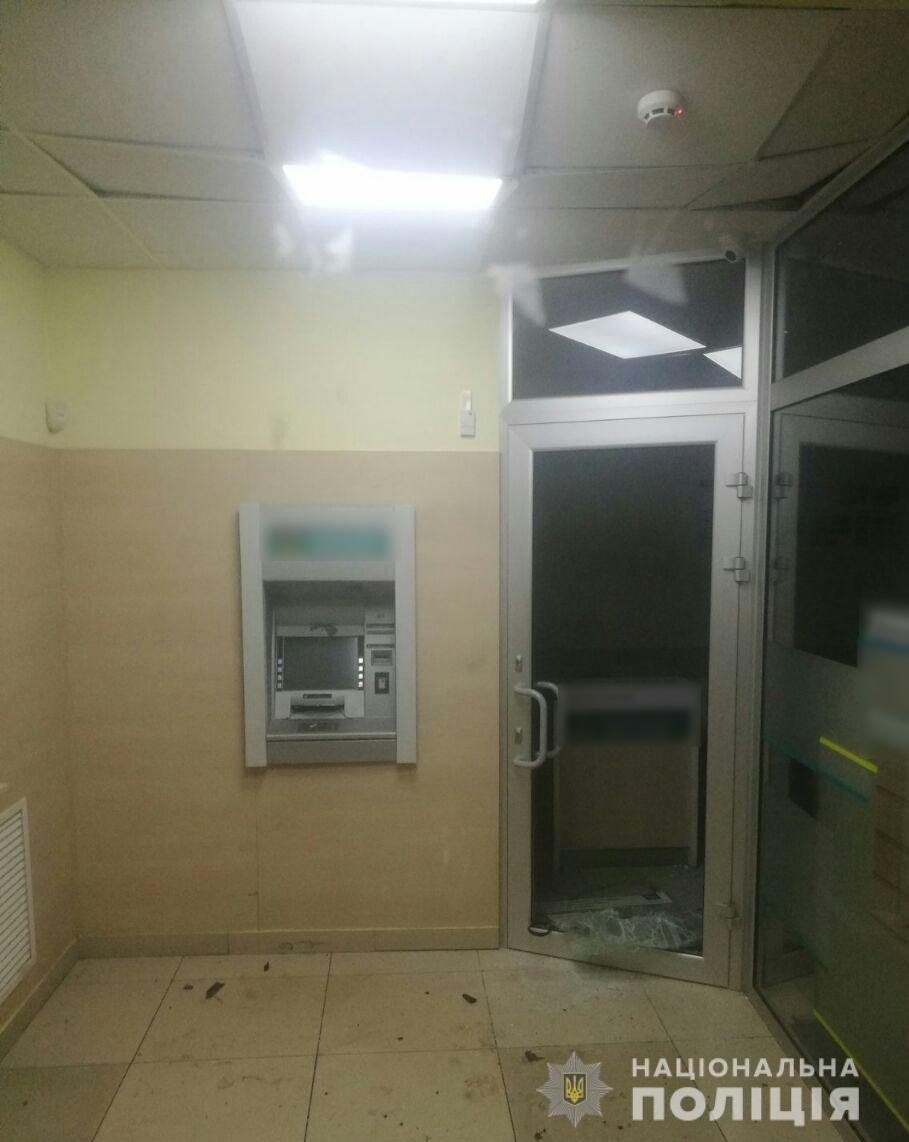 Неизвестные взорвали банкомат в Харькове. Фото: Нацполиция