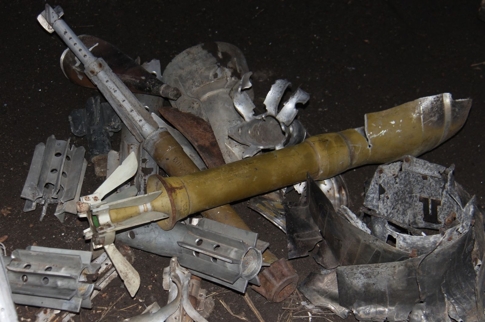 Война на Донбассе: елку из снарядов и мин российских наемников собрали военные под Мариуполем, фото — ООС