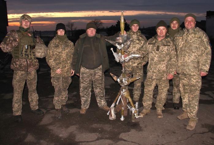 Війна на Донбасі: ялинку зі снарядів і мін російських найманців зібрали військові під Маріуполем, фото — ООС