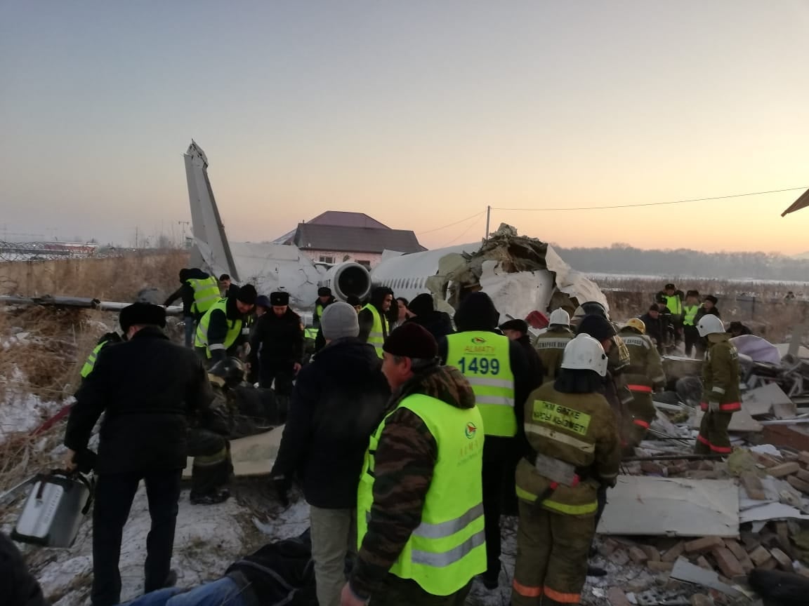 В Казахстане разбился пассажирский самолет, фото: facebook