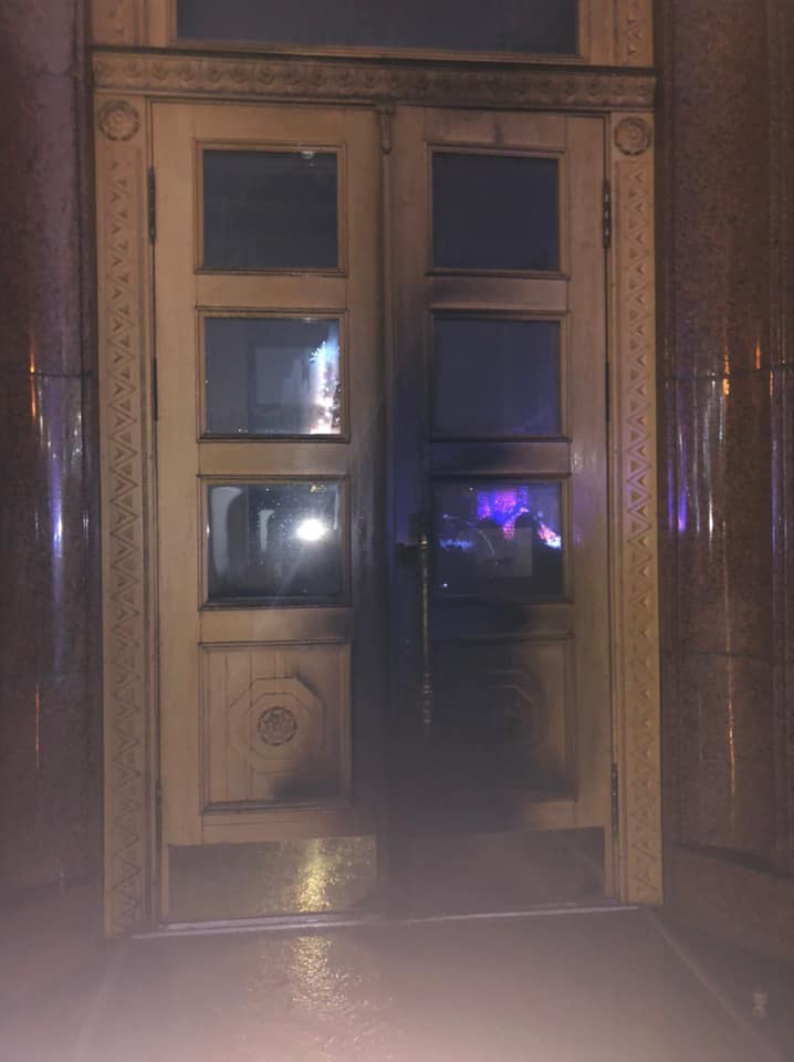 Вчора ввечері у Харкові підпалили двері облдержадміністрації, фото: «Харьков 1654»