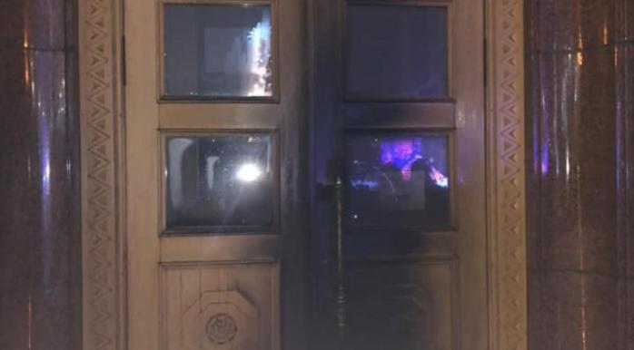Вчора ввечері у Харкові підпалили двері облдержадміністрації, фото: «Харьков 1654»