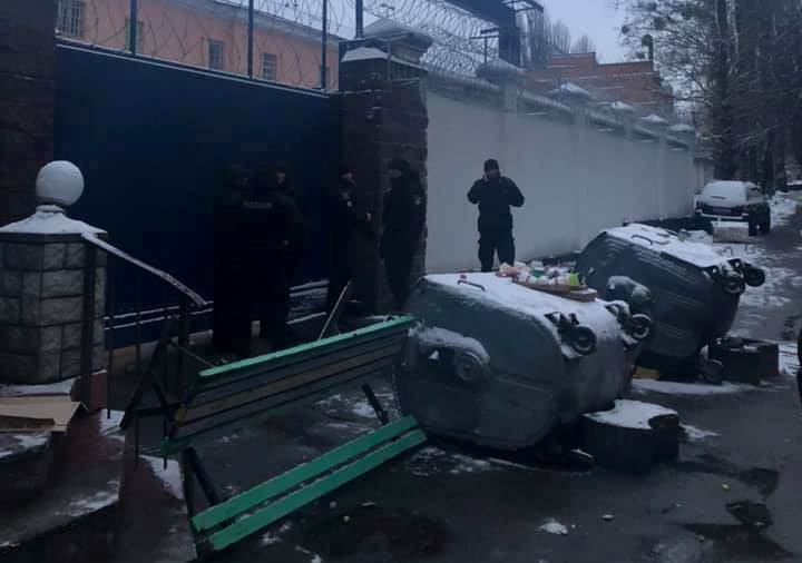 Обмен экс-беркутовцев: Лукьяновское СИЗО до сих пор блокируют, фото: facebook