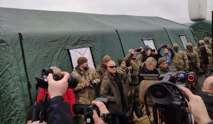 Обмен пленными: экс-беркутовцы, обвиняемые в расстрелах на Майдане, прибыли на КПВВ «Майорское», фото: PavlovskyNews