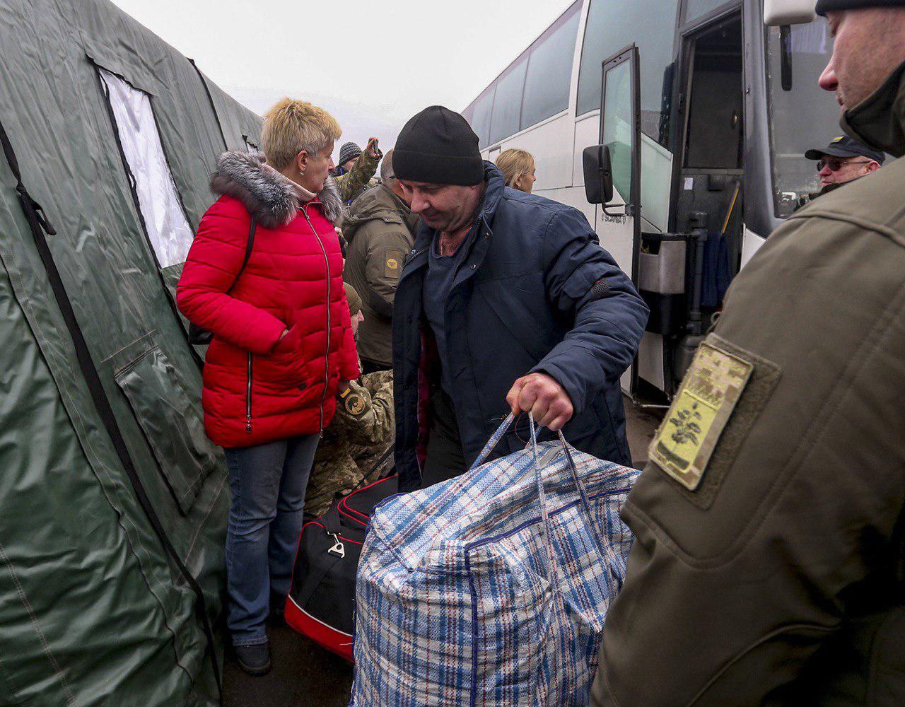 Обмен на Донбассе: появились фото лиц, передали Киеву и фейковых ДНР-ЛНР, фото — Офис президента