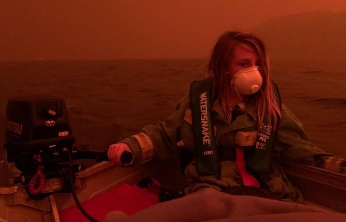 В Австралии тысячи туристов бежали к побережью океана из-за лесных пожаров, фото: twitter-Siobhan Heanue