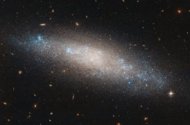 Астрономы показали фото необычной спиральной галактики, фото: Hubble
