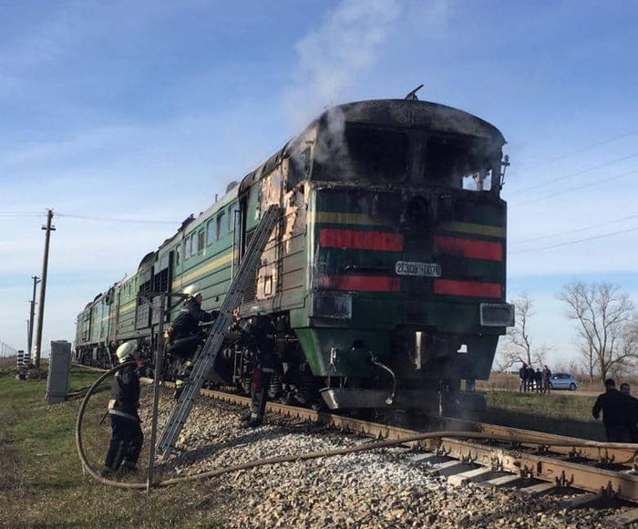Ликвидация возгорания тепловоза пассажирского поезда «Харьков - Херсон». Фото: ГСЧС