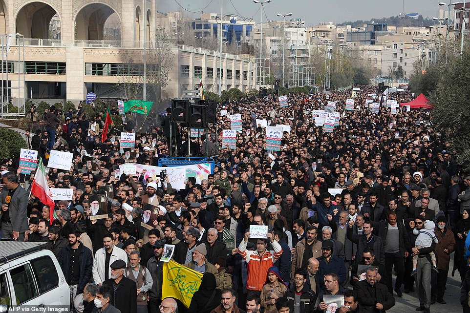 Вбивство Сулеймані: в Тегерані масовий протест, люди палять прапори США та Ізраїлю / Фото: Daily Mail