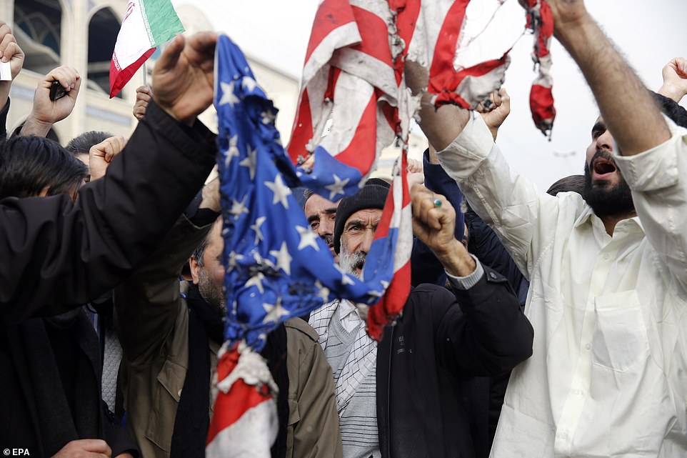 Убийство Сулеймани: в Тегеране массовый протест, люди сжигают флаги США и Израиля / Фото: Daily Mail