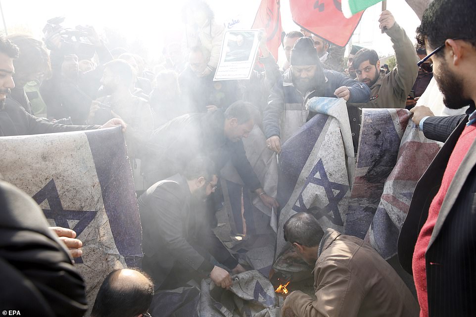 Вбивство Сулеймані: в Тегерані масовий протест, люди палять прапори США та Ізраїлю / Фото: Daily Mail