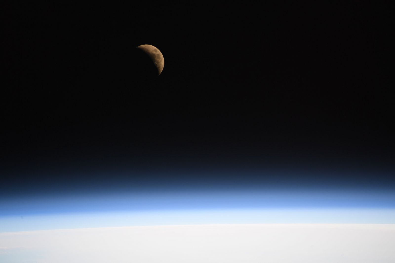 Астронавт NASA показала фото Луны с МКС, фото: Twitter / Astro_Christina