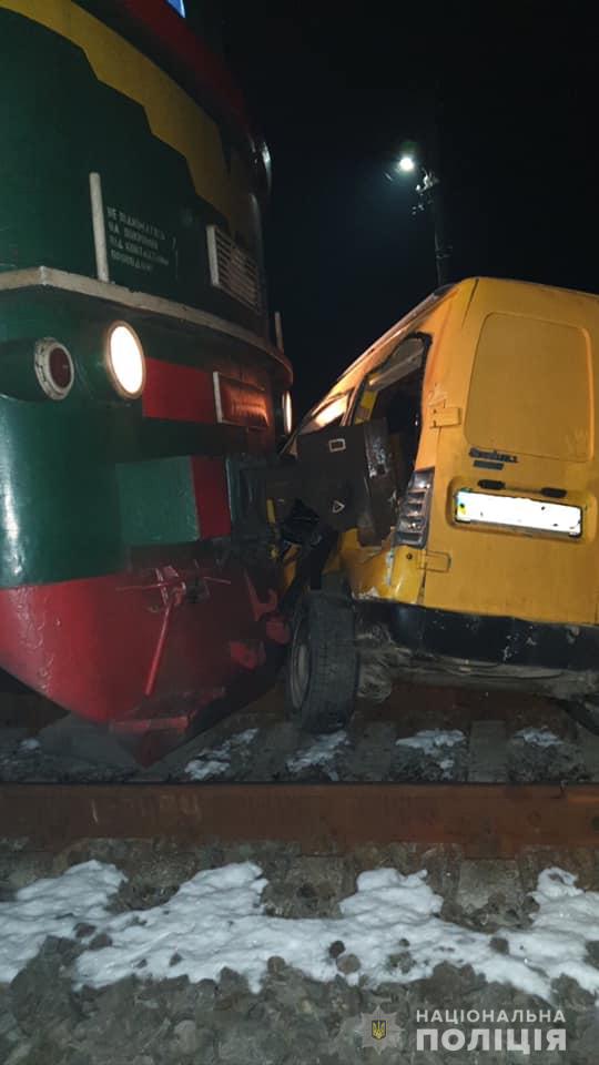У Калуші потяг протаранив автівку поза залізничним переїздом, фото: Нацполіція 