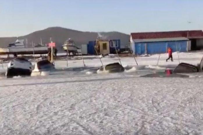 Во Владивостоке более 30 автомобилей провалились под лед. Фото: Газета.ru