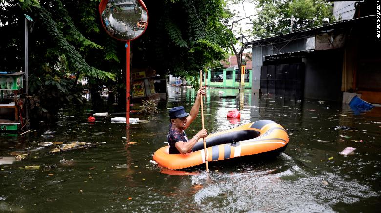 В Индонезии из-за наводнения погибли по меньшей мере 66 человек, фото: CNN