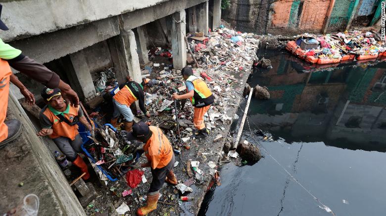 В Индонезии из-за наводнения погибли по меньшей мере 66 человек, фото: CNN
