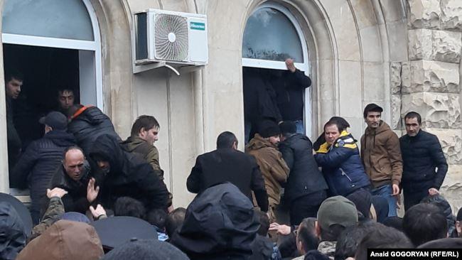 Митинг в Абхазии: протестующие ворвались в здание администрации президента