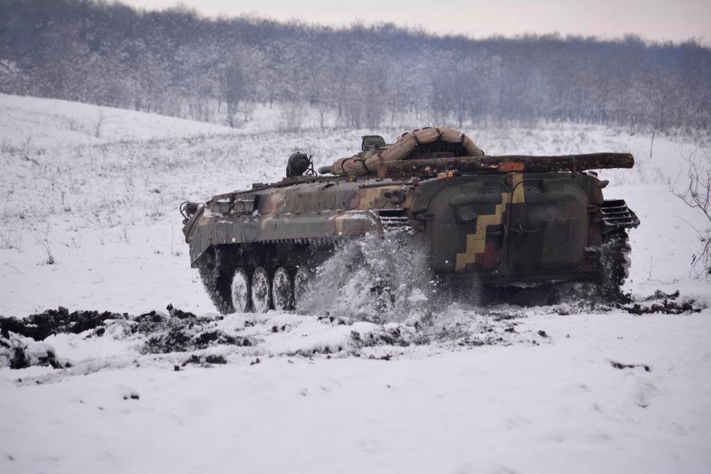 На Донбасі відбулися навчання десантників на БМП, фото: Міноборони 