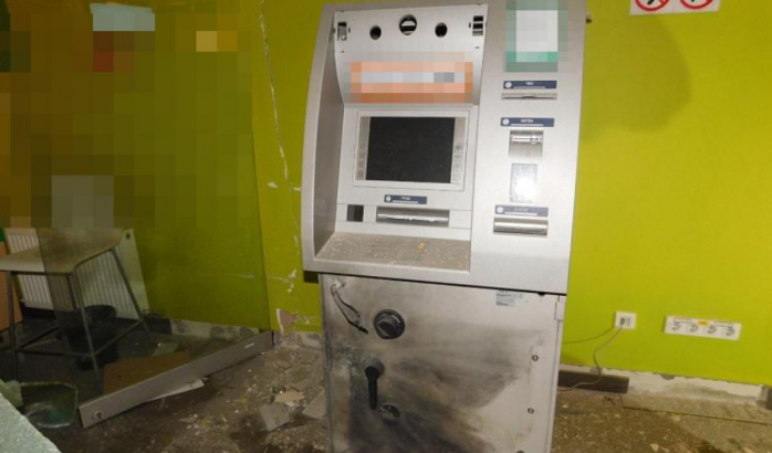 В Киеве двое мужчин в балаклавах взорвали банкомат, фото: Нацполиция