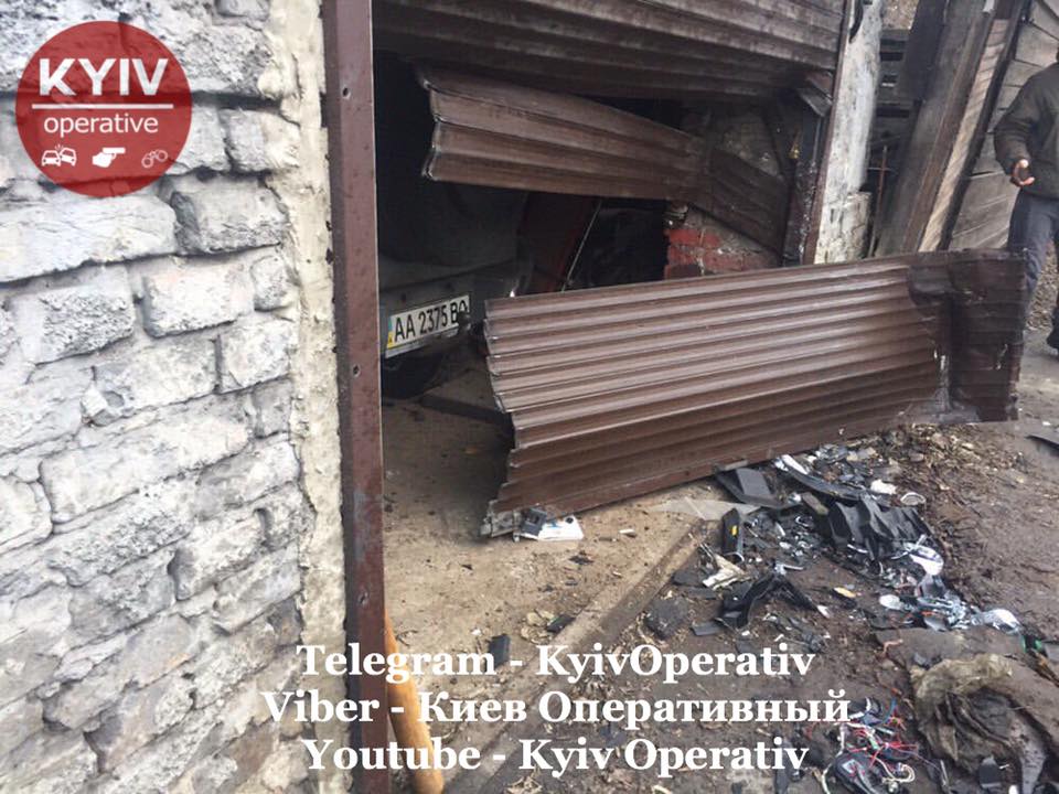 Автоновини: персонал столичного СТО напідпитку розбив Range Rover, який залишили на ремонт, фото — Київ оперативний