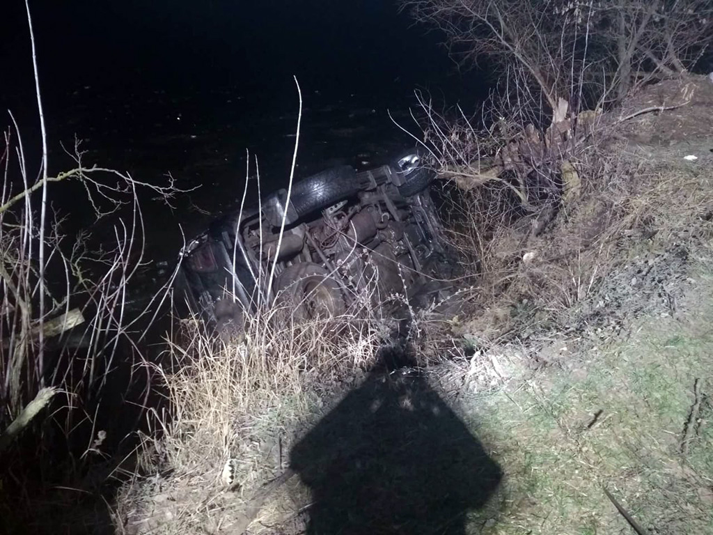 На Дніпропетровщині з водойми дістали авто з чотирма тілами. Фото: ДСНС