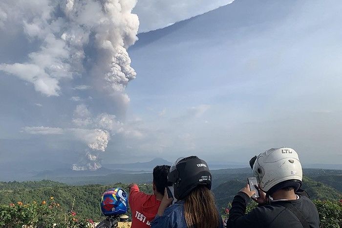 Вулкан Тааль на Филиппинах. Фото: Twitter