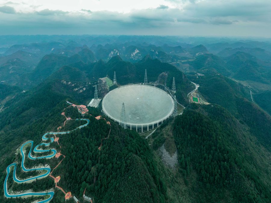  Астрофизики запустили крупнейший в мире радиотелескоп, фото: Xinhuanet