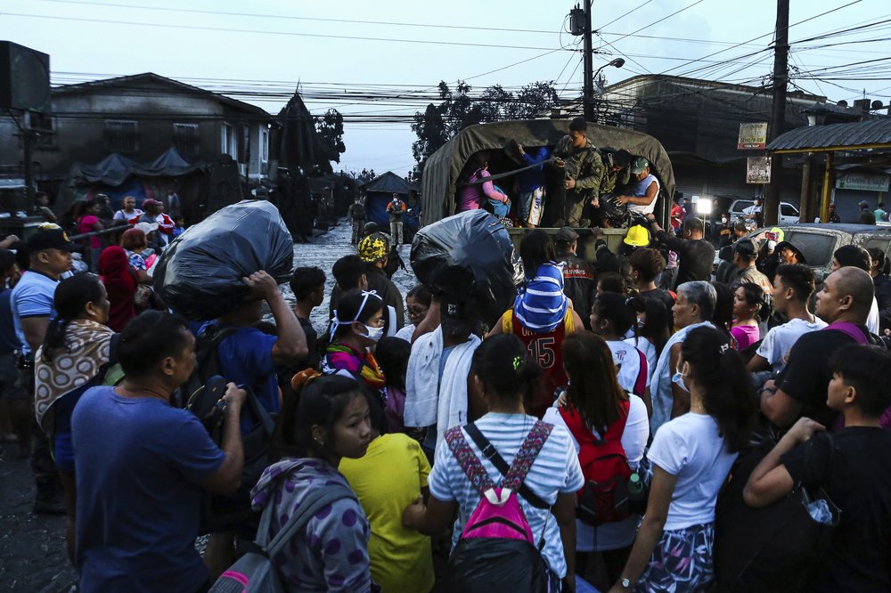 На Філіппінах евакуюють 30 тис. жителів через виверження вулкана, фото: Associated Press