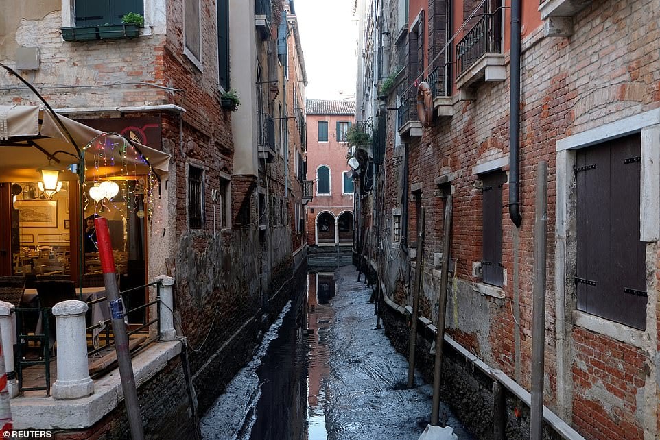 Каналы Венеции пересохли: на смену аномальному наводнению пришло снижение уровня воды