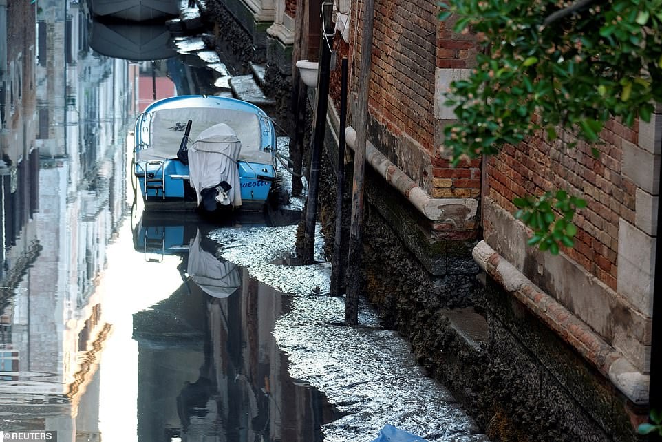 Каналы Венеции пересохли: на смену аномальному наводнению пришло снижение уровня воды