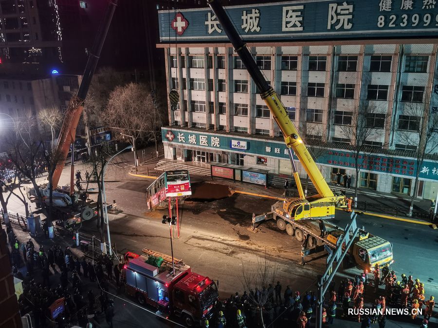 В Китае огромная воронка поглотила автобус и пешеходов, есть погибшие 