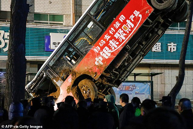 В Китаї обвалилася дорога, гігантська яма поглинула автобус і пішоходів, є загиблі