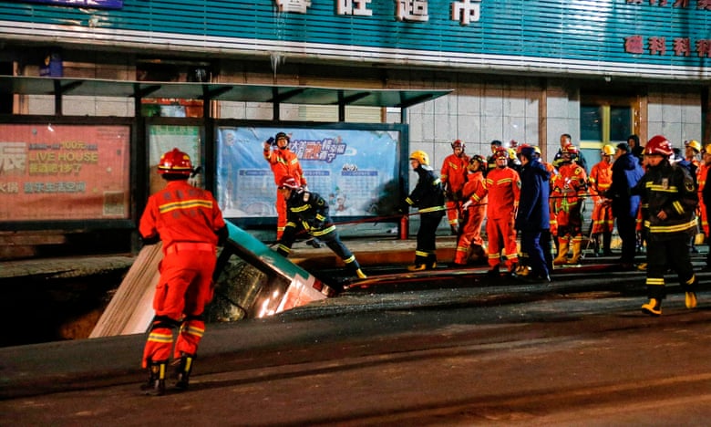 В Китаї обвалилася дорога, гігантська яма поглинула автобус і пішоходів, є загиблі