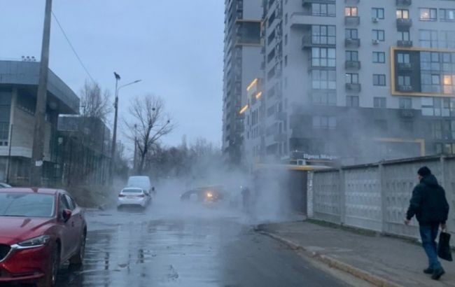 У Києві біля житлового комплексу Campus прорвало трубу з окропом, фото: dtp. kiev 
