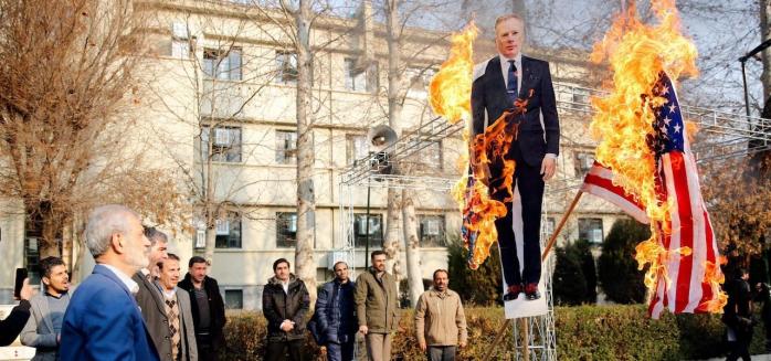 В Иране сожгли плакат с изображением британского посла Роберта Макейра, фото: REX