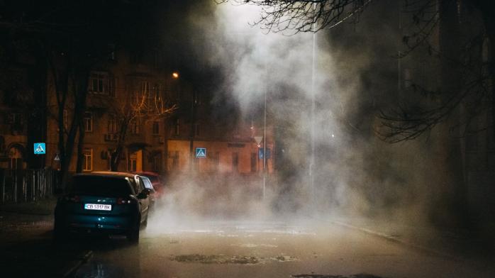 Київ знову залило окропом: в столиці прорвало ще одну трубу, фото — "Букви"
