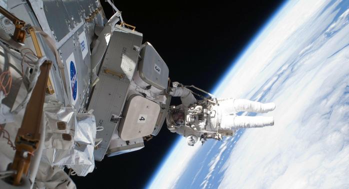 Жінки-астронавти вийшли у відкритий космос для заміни батарей МКС, фото: needpix