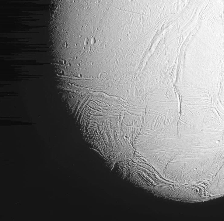 NASA опубліковано фото замерзлої поверхні місяця Сатурна, фото: NASA 