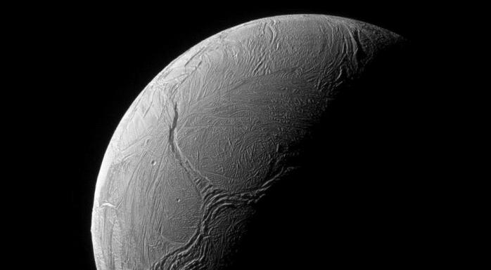 NASA опубліковано фото замерзлої поверхні місяця Сатурна, фото: NASA 