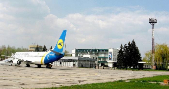 СБУ обыскивает местный аэропорт в Запорожье. Фото: delo.ua