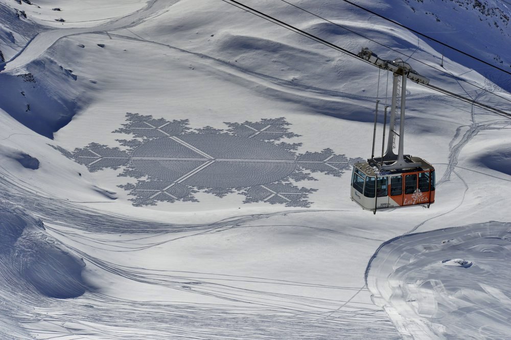 Гигантские рисунки на снегу создает британский художник. Фото: АР