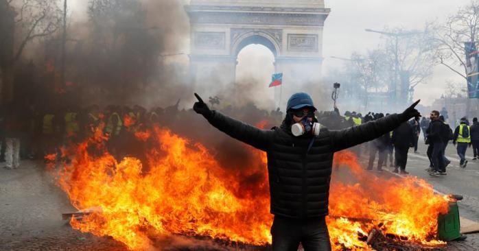 Силовики в Париже применили слезоточивый газ против демонстрантов. Фото: rfi.fr