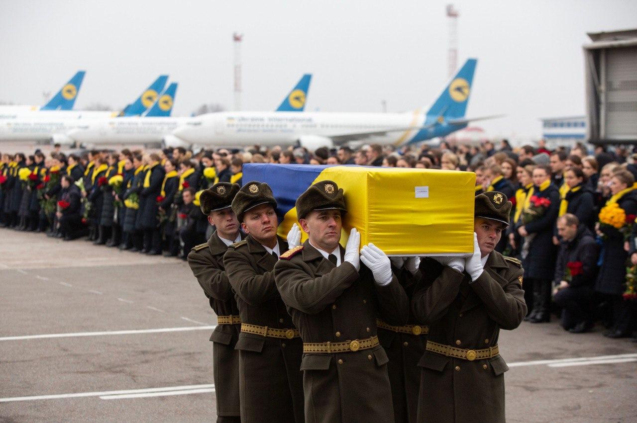 В «Борисполе» прощаются с жертвами авиакатастрофы самолета МАУ, фото — Офис президента