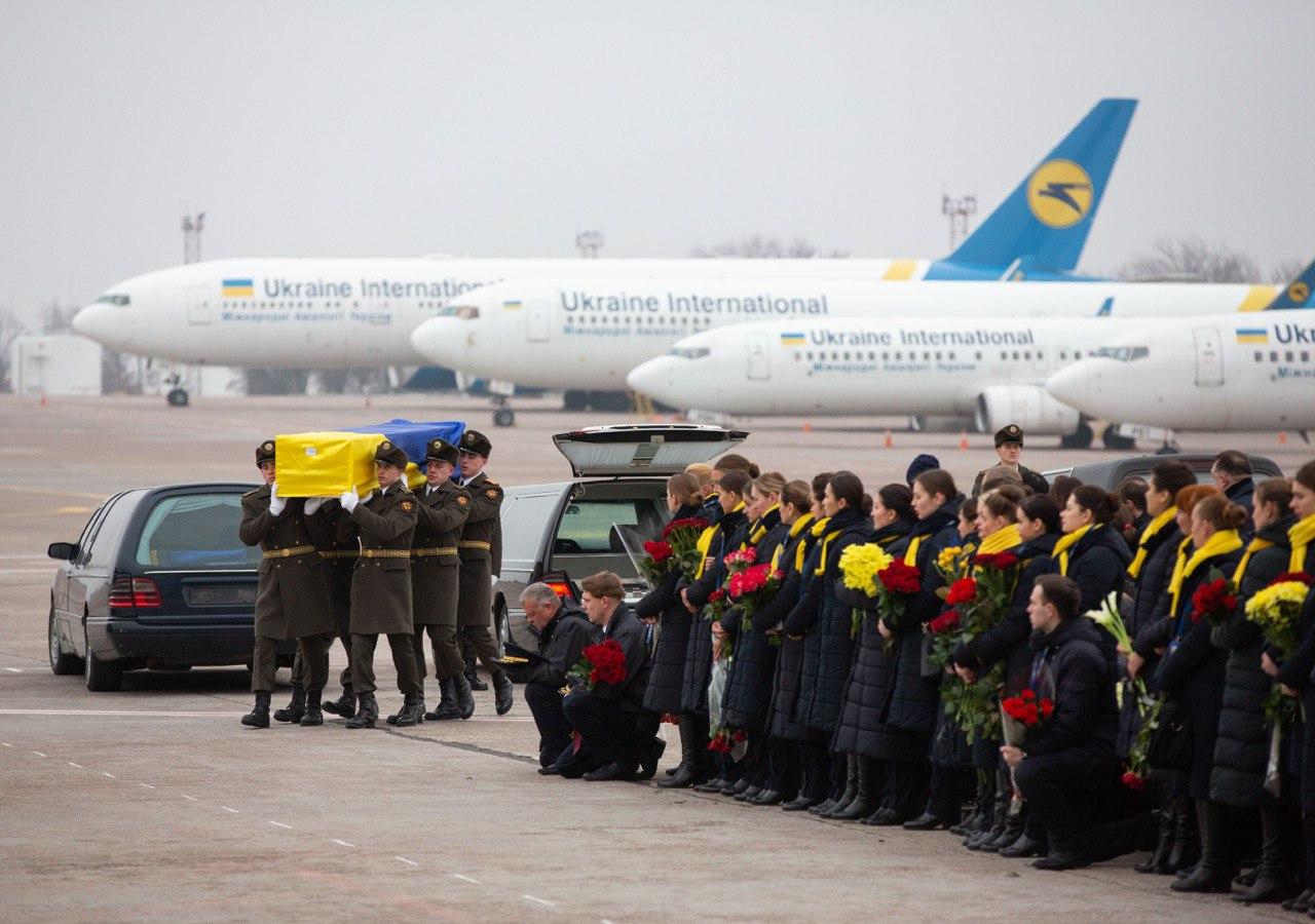 У «Борисполі» прощаються із жертвами авіакатастрофи літака МАУ, фото — Офіс президента